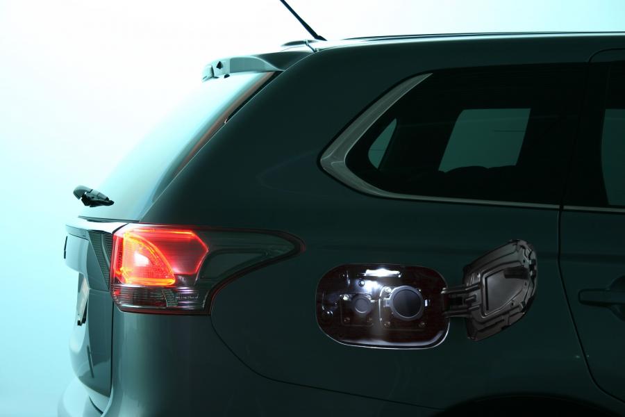  Mitsubishi Outlander PHEV 2012 года  (фото 15 из 48)